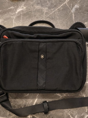 Victorinox Travel Companion колекционерска чанта през рамо, черна