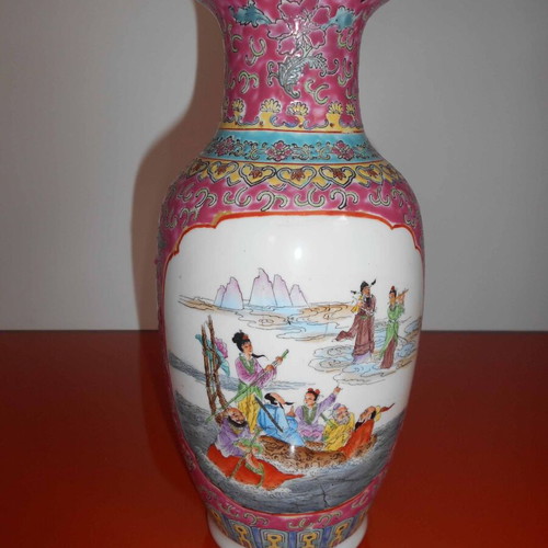 Porcelain Cantonese Famille Rose vase like new with front figures