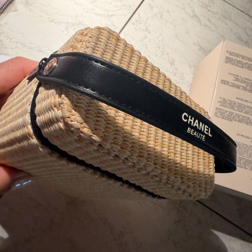 Chanel Beauté Les Beiges Cosmetic Bag new, straw design with box
