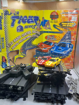 Αυτοκινητόδρομος Super Tiger Series μεταχειρισμένος με τηλεκατευθυνόμενα αυτοκινητάκια
