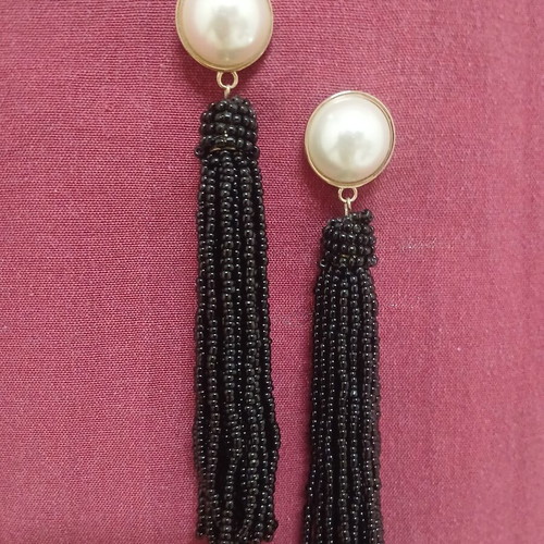 Long earrings with black beads and gold tone, 12 cm
