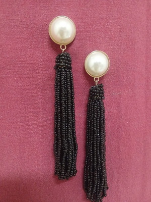Long earrings with black beads and gold tone, 12 cm