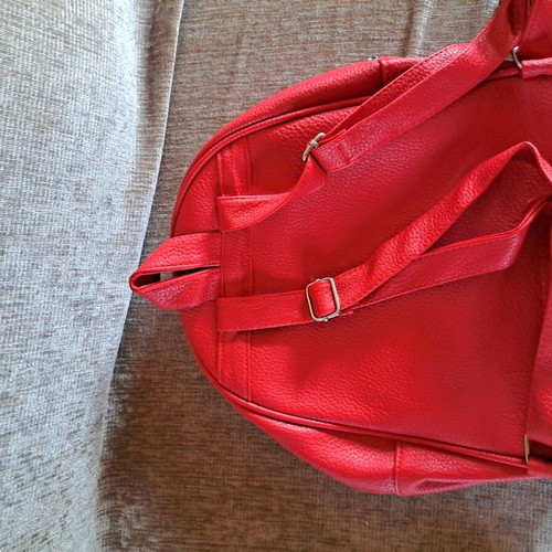 Shoulder/handbag used in light red color