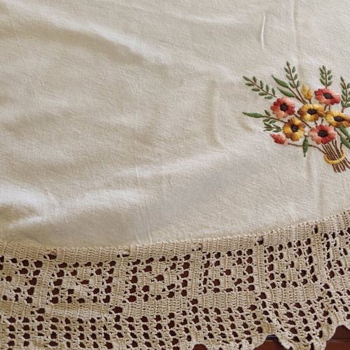 Handmade tablecloth like new, 160 centimeters