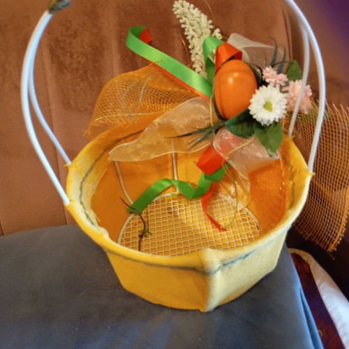 Vintage Easter basket like new with egg and flowers