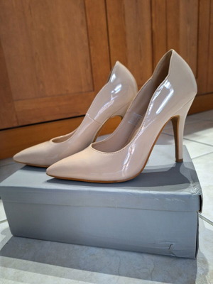 Migato nude patent leather pumps like new