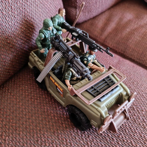 Military jeep with machine gun and 4 soldiers like new