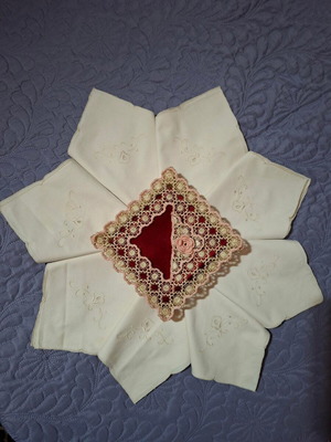 Set of 8 cotton napkins with corner embroidery and crochet napkin holder