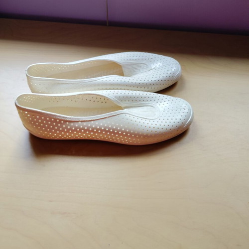 White rubber beach shoes like new, size 36/37