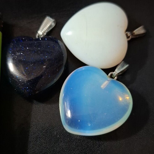 Heart-shaped stone pendant new with metallic loop