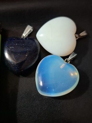 Heart-shaped stone pendant new with metallic loop