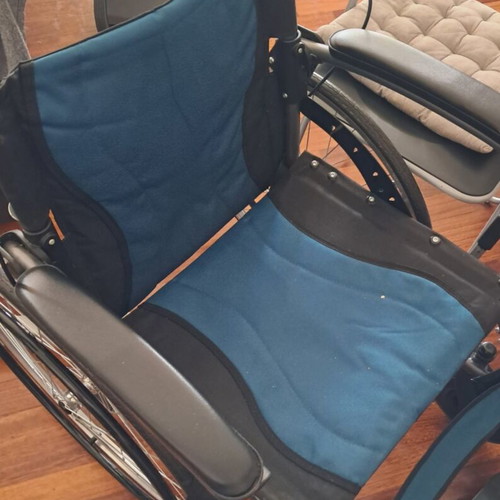 Lightweight folding wheelchair like new with armrests and brakes