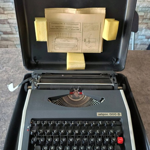 Hebros 1300F typewriter like new with case