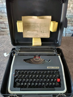 Hebros 1300F typewriter like new with case
