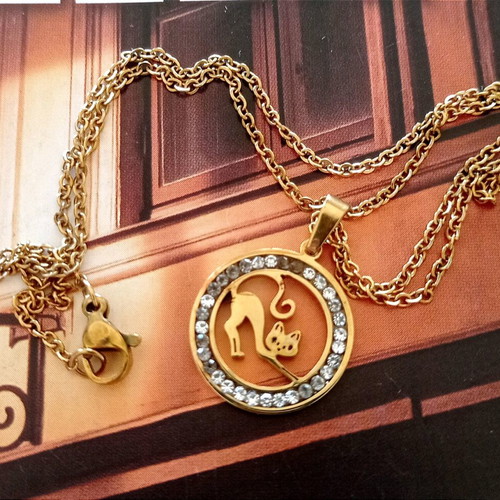 Cat motif necklace like new, gold color