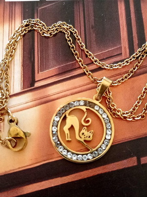 Cat motif necklace like new, gold color