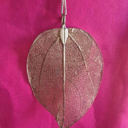Leaf necklace like new, gold-colored