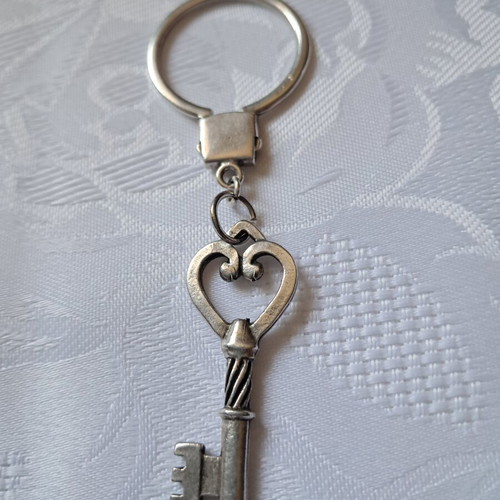 Silver keychain like new, 4.5cm key with 3cm round 925 charm