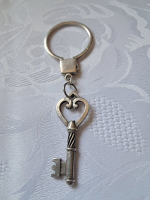 Silver keychain like new, 4.5cm key with 3cm round 925 charm