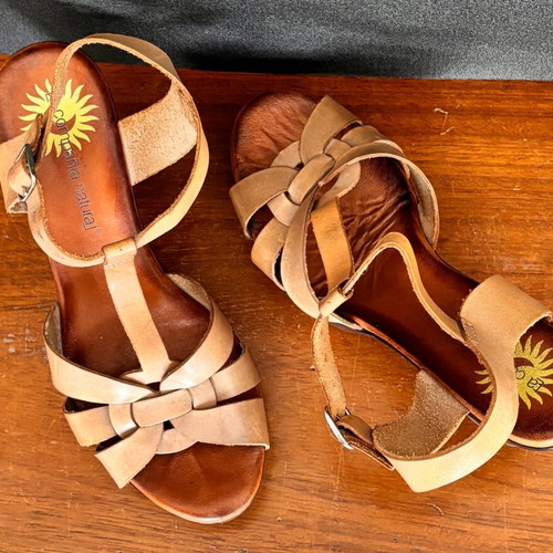 La Compania Natural sandals size 40 like new, beige leather