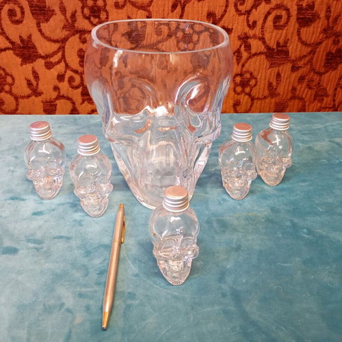 Decorative skulls and miniature bottles unused, set of 6+5 with large jar