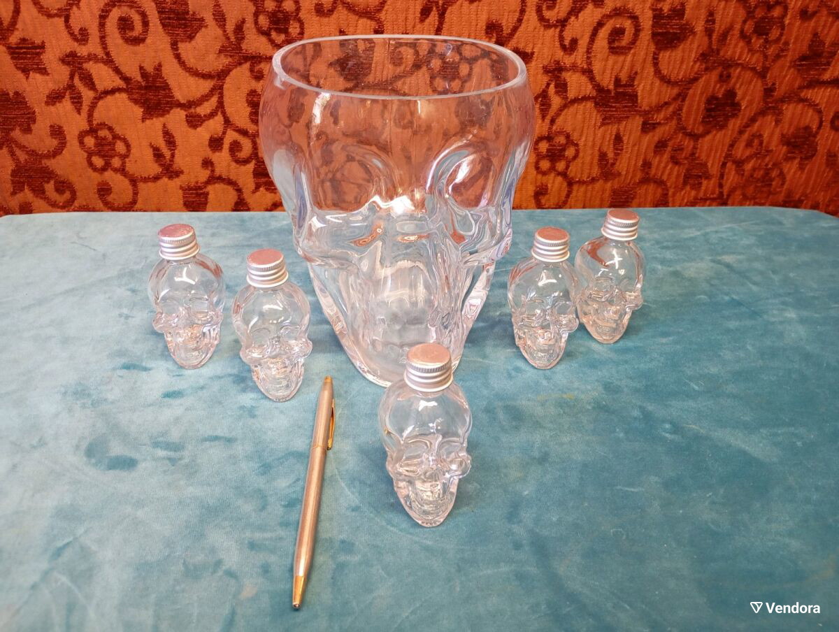 Διακοσμητικά νεκροκεφαλές και μπουκαλάκια αχρησιμοποίητα