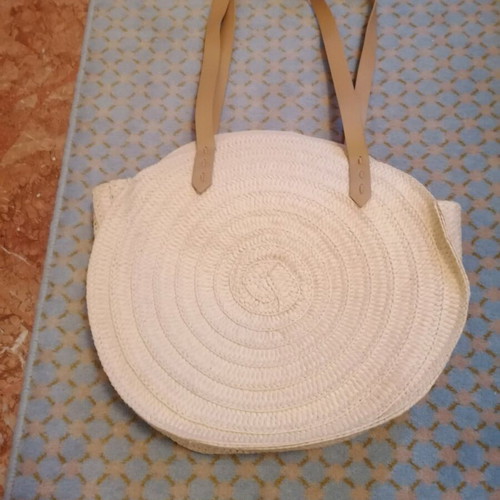 Straw shoulder bag like new, round beige