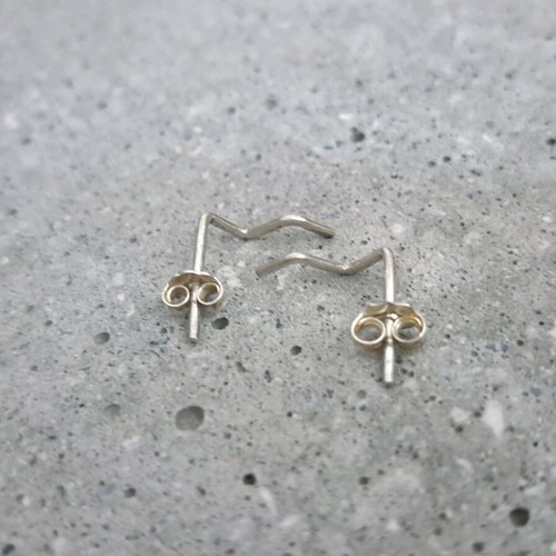 Silver minimal 925 studs like new with organic line design
