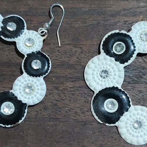 Metal earrings like new, circular design with crystals