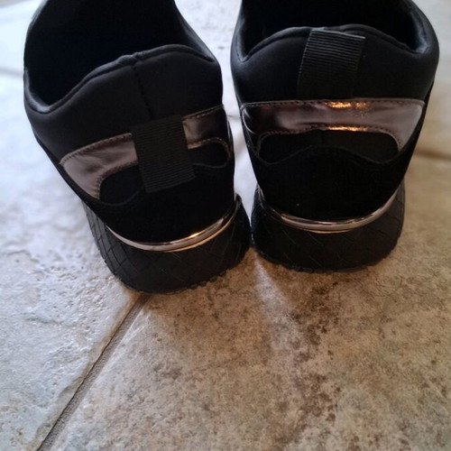 Sneakers no39 like new, black with white and bronze details