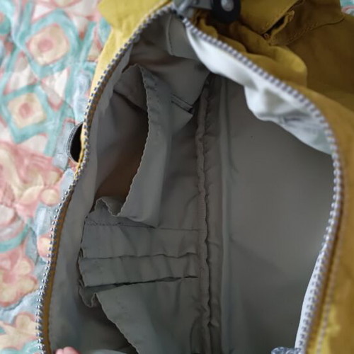 Kipling shoulder bag like new, waterproof fabric, gold color
