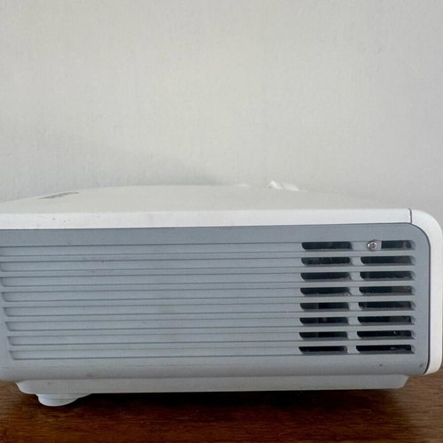 Vivitek D508 DLP projector like new, 2600 ANSI lumens