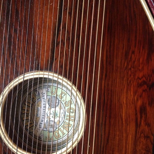 Santouri used from 1940 with 39 strings and carrying case