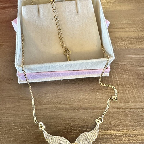 Necklace angel wings with zircon like new, gold color