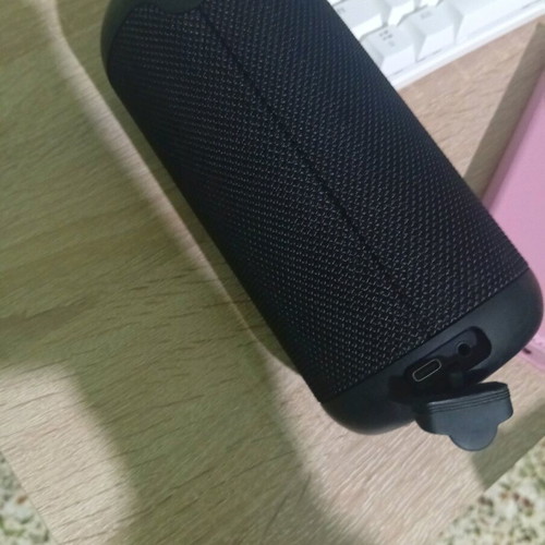 Small speaker like new, black and red, with Type C port