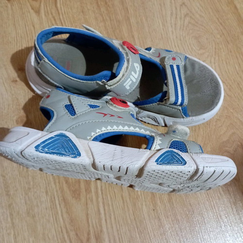 Fila Topaz Soft V Kids Sandals used, size 35, gray