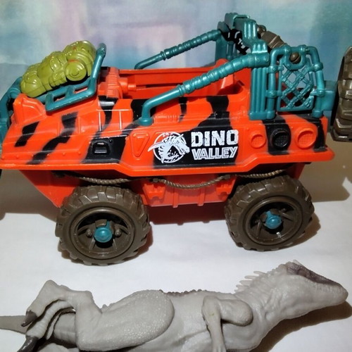 Dino Valley Jeep Chap Mei with Skinny Bones figure and 4 dinosaur figures