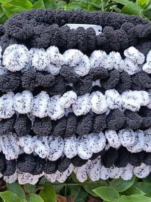 Puffy handmade black and white bag new, handheld