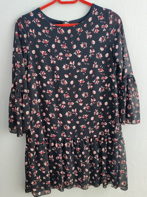 Floral dress with ruffles and impressive sleeves, like new