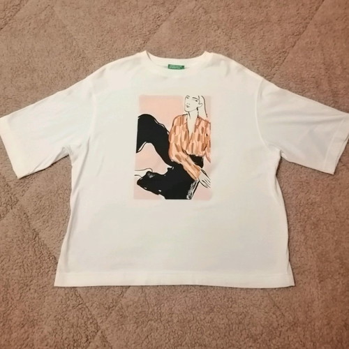 Benetton t-shirt like new, white, size S with loose fit