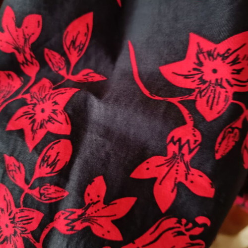 Dress with flowers and tulle inside like new, size XL-XXL