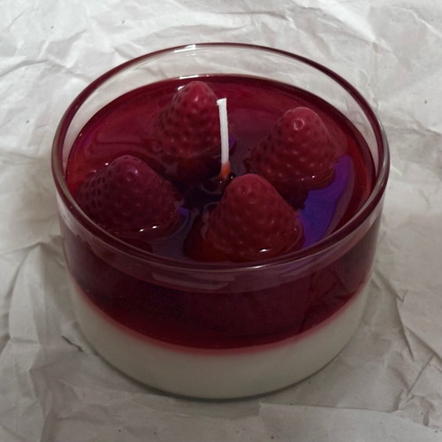 Handmade candle "Panacota" new with strawberry scent made of soy