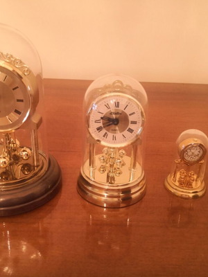 Quartz clocks set of four like new, digital table clocks