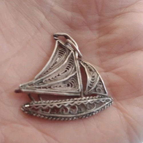 Silver Gianniotiko pendant like new with delicate design 3.5x3cm