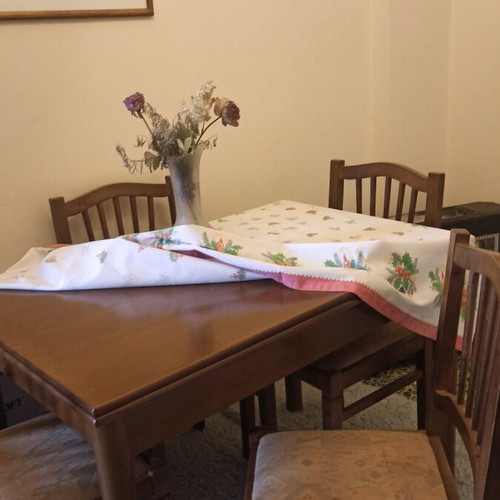 Extendable dining table set like new with 4 chairs