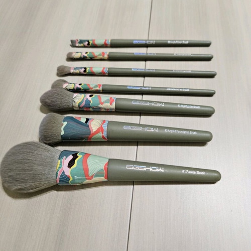 Eigshow set of 7 makeup brushes new