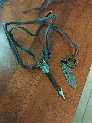 Unisex decorative necklace like new, brown