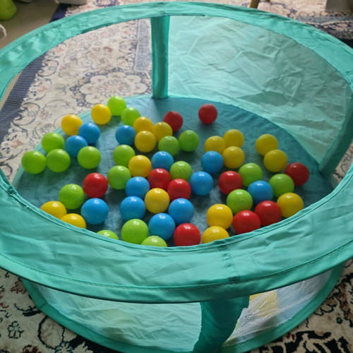 Ball pit like new with balls