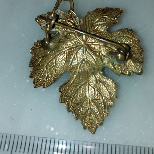 Vintage women's pins used, brown and gold colors