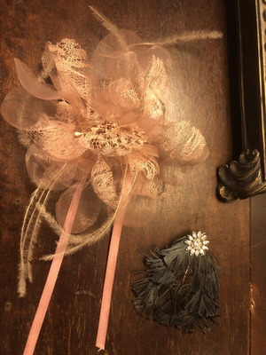 Set of 2 hair and clothing accessories fascinator black and roze lace
